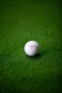ゴルフで100切りを目指す際に同伴者への迷惑を防止する方法は？